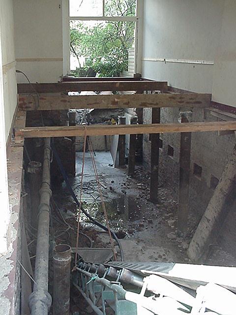 Palestrinastraat 4hs tijdens de herfundering in 2002. Oorspronkelijk waren het twee kamers met een porte-brisee, maar die was al voor 1970 verwijderd.
Door het groen heen is de achtergevel te zien van Van Breestraat 31.